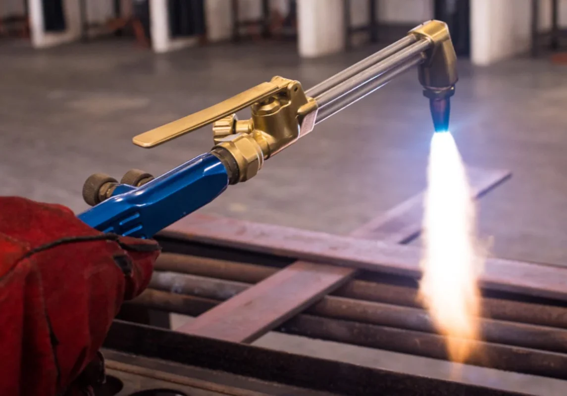 Welder_using_an_acetylene_gas_cutting_torch_to_cut_metal